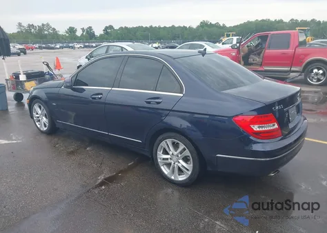 2012 Mercedes-Benz C 250 Luxury/Sport z USA, uszkodzony, nr VIN WDDGF4HB4CA627508